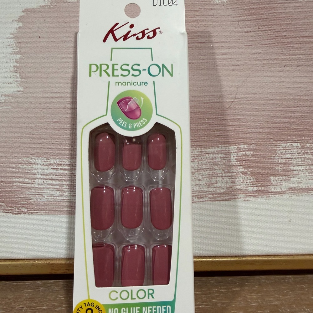 Kiss Press-On Manicure in Lean on me. Medium length set of one.